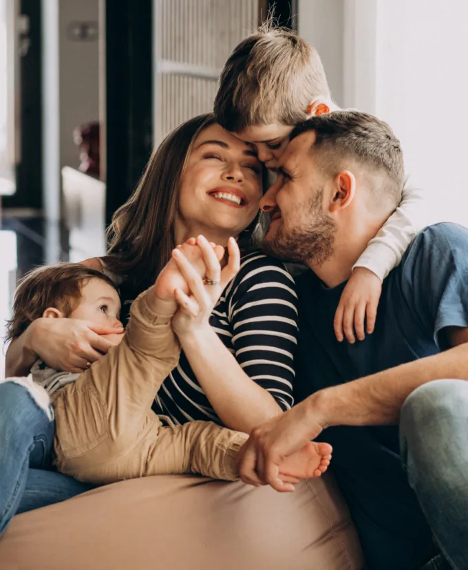 Szczęśliwa rodzina w nowym domu